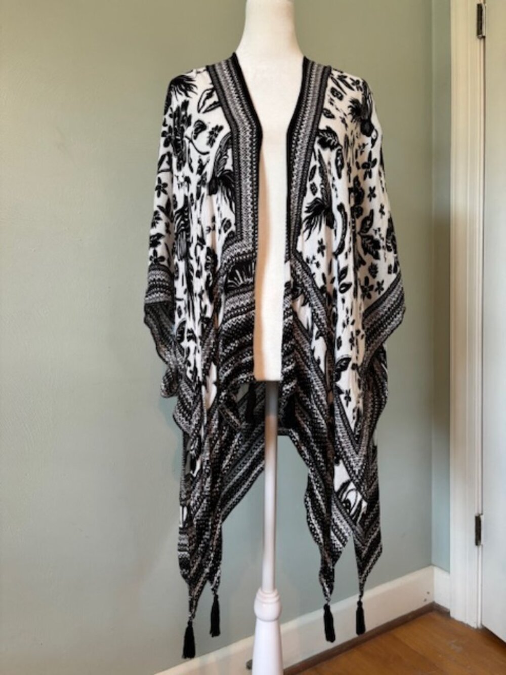Vince Camuto Black/White Bird Floral Kimono Wrap w/Tassels One Size
